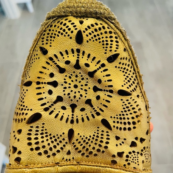 Authentic Burberry leather flats. Made in Spain. Size 8. Soft and comfy. - Picture 9 of 13